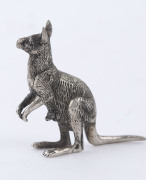 A silver kangaroo statue, circa 1900, ​7cm high, 126 grams - 2