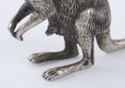 A silver kangaroo statue, circa 1900, ​7cm high, 126 grams - 6