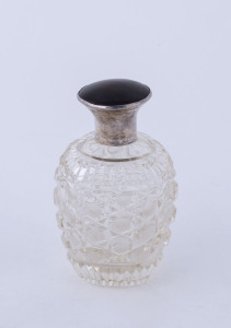 An English scent bottle, hobnail cut crystal with sterling silver and tortoiseshell top, by A. Wilcox of Birmingham, circa 1906, still has the original stopper, ​8.5cm high