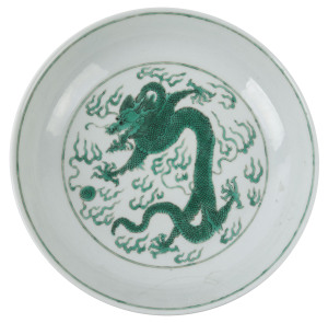A Chinese Daoguang porcelain dragon bowl, Qing Dynasty, 19th century, 18.5cm diameter