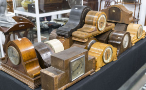 A collection of eighteen assorted mantel clocks, Art Deco and Napoleon Hat, mid 20th century