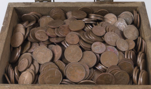 Coins - Australia: Decimals: Cigar box with large of quantity of circulated copper coins, mostly 2c with lesser quantity of 1c coins (approx 20%), total weight 3kg+.