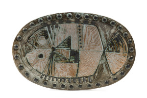 GUS McLAREN pottery oval platter with owl decoration, circa 1960s, incised "Gus McLaren", 32.5cm across