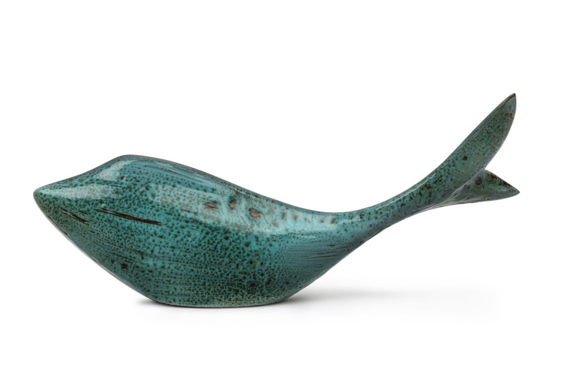 ELLIS pottery fish statue in green speckled glaze, signed "Ellis", 15cm high, 36cm long