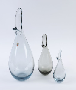 HOLMEGAARD: Three "Naebvase" (Beak vases) in blue and grey, designed by PER LUTKEN, 40cm, 26cm and 19.5cm high