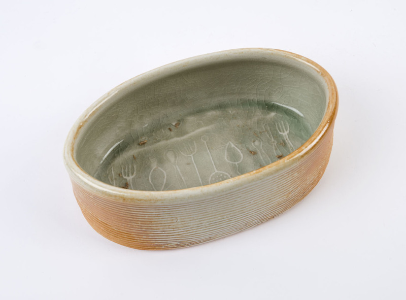 ROBERT BARRON Australian pottery oval shaped fruit bowl with ribbed sides and internal sgraffito decoration, 8cm high, 24cm wide