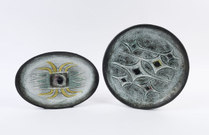ELLIS retro pottery charger and oval serving platter with eye decoration, (2 items), incised "Ellis", the charger 34cm diameter