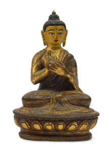 A Tibetan gilt bronze seated Buddha statue, 18th/19th century, 8.5cm high