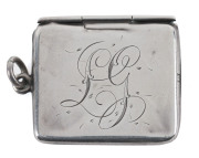 Collectables: Stamp Boxes - Silver: mostly Edwardian selection, all in envelope form designs, with fob chain rings, comprising 1903 Sydney & Co single-size case (27x24mm) engraved "LG" on front, weight 4gr, hallmarked in Chester; 1905 Albert E Jones singl - 4