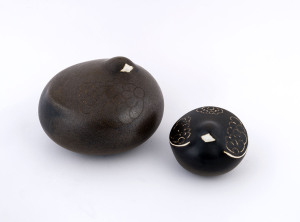 ARABIA WARE: Two Finnish stoneware bird statues by PETER WINQUIST, circa 1960's, signed "Arabia, Finland, P.W.", 16cm and 10cm wide