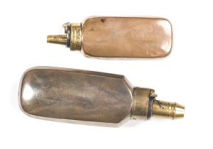 LOT X 2 OBLONG FLASKS: SYKES pistol flask; fixed brass charger; brass top with spring; copper body with g. seams & mixed areas of finish; 4½" o/a; g. cond., would grade up. UNMARKED S/GUN FLASK: graduated brass charger 4 to 5.5; brass top with spring; vg 