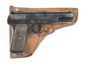 RUSSIAN TOKAREV TT33 S/A SERVICE PISTOL: 7.62x25; 8 shot mag; 114mm (4½") barrel; g. bore; std sights & frame markings; g. profiles & markings; vg blacked military finish to all metal; g. chequered wooden grips; comes with vg leather holster & spare mag; 