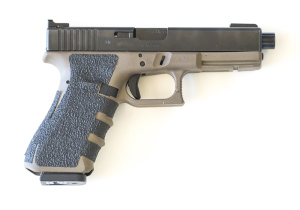 GLOCK MOD 17 S/A PISTOL: 9x19; 17 shot mag; 121mm (4¾") barrel; vg bore; std sights & fittings; sharp profiles & clear slide markings; flat black matt finish to slide; khaki Polymer frame; black rubber grips; comes with 2 spare mags & plastic carry case; 