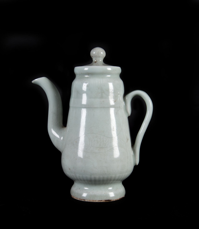 A Chinese celadon ware teapot, 18th/19th century 16cm high