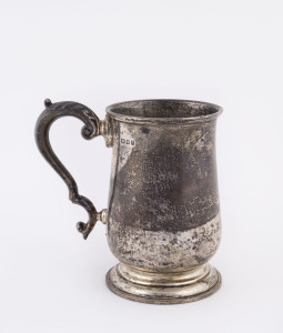 An English sterling silver tankard made in London, circa 1941, 12.5cm high, 240 grams