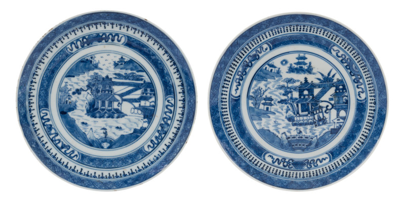 A pair of Chinese blue and white porcelain plates, Qing Dynasty, circa 1870, ​22cm diameter