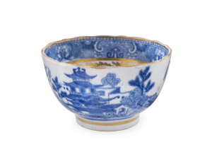 CAUGHLEY English porcelain willow pattern tea bowl with gilt decoration, circa 1780, 5cm high, 9cm diameter