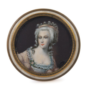 A French snuffbox with hand-painted portrait top mounted in gilt metal, tortoiseshell and horn, late 18th century, 6cm diameter