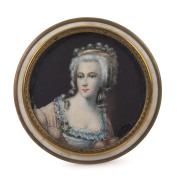 A French snuffbox with hand-painted portrait top mounted in gilt metal, tortoiseshell and horn, late 18th century, ​6cm diameter