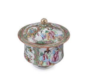 A Chinese Canton export ware lidded jar, Qing Dynasty, mid 19th century, 14cm high, 14.5cm diameter