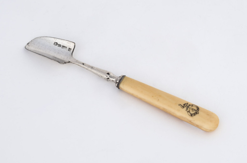 An antique English stilton scoop, silver plate with ivory handle and engraved crest, 19th century, ​20cm long