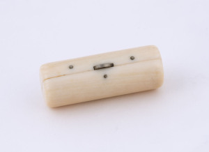 An antique ivory pocket snuff box, early 19th century, 4.5cm wide