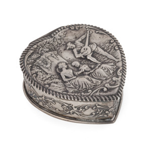 HARDY BROTHERS English sterling silver heart shaped box by H. Matthews of Birmingham, circa 1895, 3cm high, 8.5cm wide, 9.5cm deep