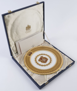 SPODE St. Paul's Cathedral English porcelain cabinet plate honouring the 250th anniversary of the death of Christopher Wren, limited edition 1048/2500 released, with original plush fitted box and papers, circa 1973, the plate 27cm diameter