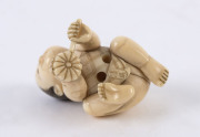 A Japanese netsuke of a small boy, carved ivory, Meiji period, 19th/20th century, ​2.5cm high, 3.5cm wide - 3
