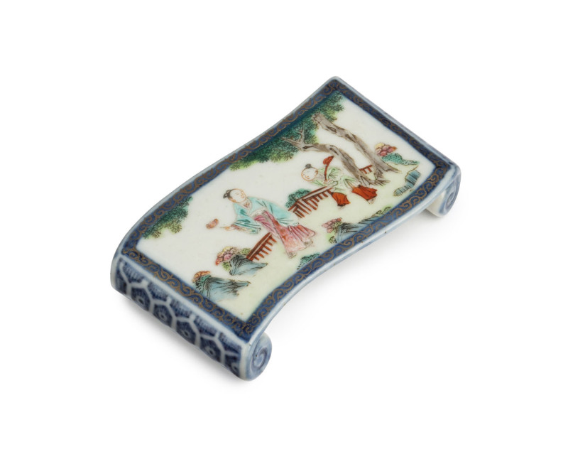 A Chinese famille vert porcelain scholar's rest, Qing Dynasty, early 19th century, ​9cm wide