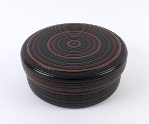 Chabitsu tea ceremony container in Koma lacquer, 20th century, 13cm high, 32cm diameter