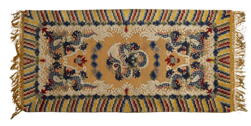 Important Imperial Chinese palace rug, hand-woven silk and gold metal thread, late Qing Dynasty, late 19th century, 200 x 92cm