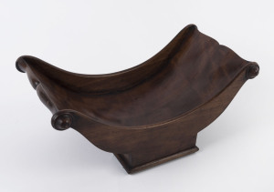 A Georgian mahogany cheese wheel stand, early 19th century, 16cm high, 39cm wide, 23cm deep