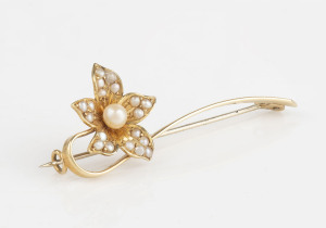 An antique 15ct gold flower brooch set with seed pearls, circa 1900, stamped "15ct" with pictorial maker's marks, 5cm long, 3.5 grams