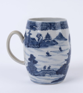 A Chinese willow pattern barrel shaped porcelain tankard, late 18th century, 13cm high