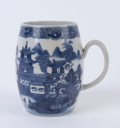 A Chinese willow pattern barrel shaped porcelain tankard, late 18th century, ​13cm high - 2