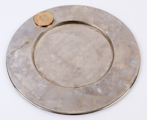 c.1996 Olympic Federation Dinner commemorative metal platter with a bronze medallion affixed to the outer rim, the medallion engraved with Australian Coat of Arms over Olympic Rings within a laurel leaf border; plate diameter 32cm, weight 640gr, medallion