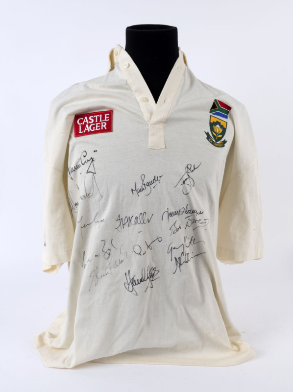 SOUTH AFRICA: c.1998 short sleeve cricket jersey, 14 signatures including Hanse Kronje, Jacques Kallis, Allan Donald, Shaun Pollock, Jonty Rhodes & Lance Klusener.