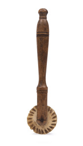 An antique pie crimper, whalebone with turned wooden handle, 19th century, ​12cm high