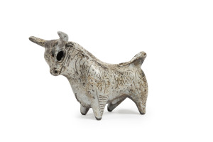 GUS McLAREN pottery bull statue, incised "Gus McLaren", ​10cm high, 15cm long