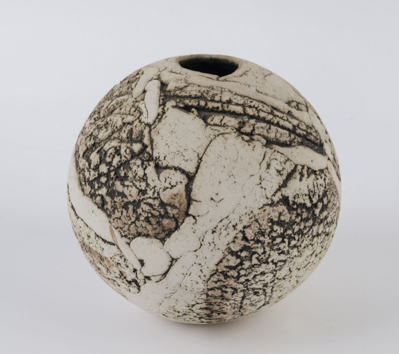 PETER TRAVIS spherical studio pottery vase, signed "Peter Travis '78", ​12cm high