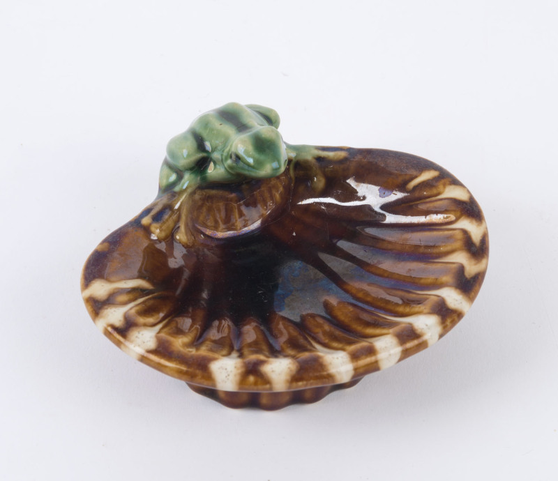 BENDIGO POTTERY shell shaped soap dish with applied frog decoration, 13.5cm wide