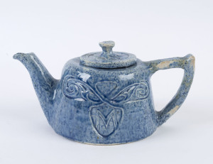 HARVEY SCHOOL pottery teapot, incised "M. Harvey, 1946", ​11cm high, 22cm wide