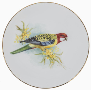 A hand-painted cabinet plate with rosella, late 20th century, signed "Elizabeth Prior, 1984", 22cm diameter