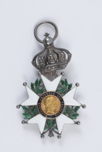 French Legion of Honour (Honneur et Patrie Legion) Medal, decorated in green and white enamel, early 20th century, 6 x 4cm, weight 20grams.
