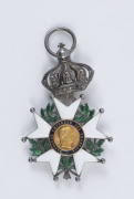 French Legion of Honour (Honneur et Patrie Legion) Medal, decorated in green and white enamel, early 20th century, 6 x 4cm, weight 20grams.