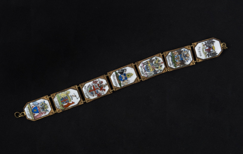 Australiana bracelet, gilt metal with Australian capital city coats of arms done in enamel, circa 1927, ​17cm long