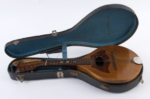 FLAT BACK MANDOLIN: circa 1930s, Gidgee wood fretboard with mother of pearl inlays, King Billy Pine soundboard, Queensland Maple back, Blackwood sides, comes with lined British made case, 64.5 x 26cm, case 67 x 28cm.