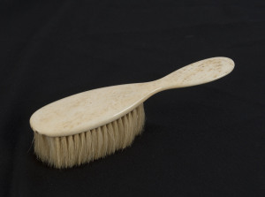 A Georgian whalebone clothes brush, early 19th century, ​13.5cm long