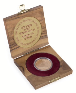 Coins - World: Israel: 1982 Baron E. De Rothschild, Israel's 34th Independence Day gold medal, 17.28gr of 900/1000 fine gold. Unc, comes in original olivewood presentation box with Israel Government Coins certificate.